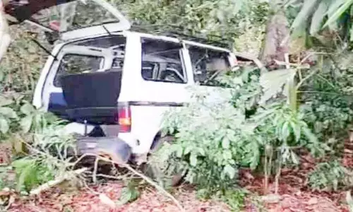 Kerala: अचनकोविल में वैन पलटने से आठ घायल