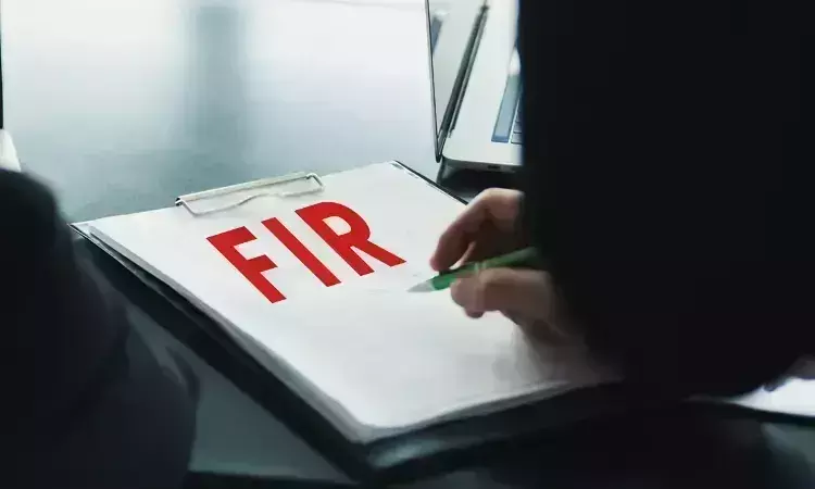 Lakhimpur Kheri: महिला सिपाही की मां और मामा पर FIR, घर में आग लगाने का आरोप
