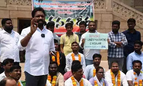 OU के छात्रों ने विरोध प्रदर्शन पर प्रतिबंध लगाने के विश्वविद्यालय प्रबंधन के फैसले के खिलाफ प्रदर्शन किया OU के छात्रों ने विरोध प्रदर्शन पर प्रतिबंध लगाने के विश्वविद्यालय प्रबंधन के फैसले के खिलाफ प्रदर्शन किया
