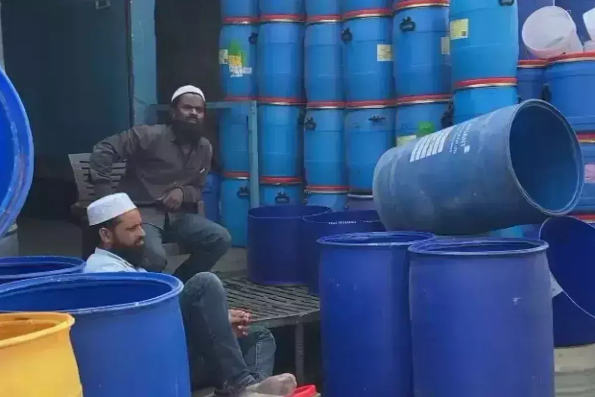 Meerut: मेरठ जिले में कोई नहीं खरीद रहा नीला ड्रम