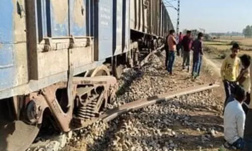 Bareilly: आंवला में मालगाड़ी की चार बोगियां बेपटरी हुई