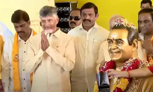 TDP स्थापना दिवस चंद्रबाबू, लोकेश ने प्रतिमा पर श्रद्धांजलि अर्पित की