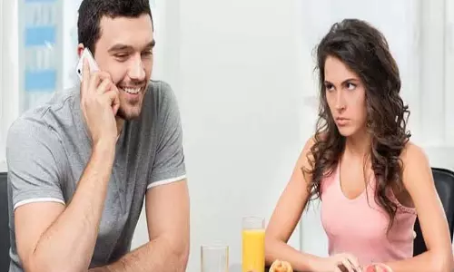 Relationship : कैसे जानें कि आपका पार्टनर प्यार करता है या सिर्फ Relationship : कैसे जानें कि आपका पार्टनर प्यार करता है या सिर्फ