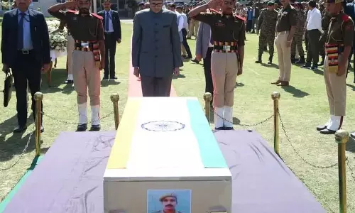 J-K CM ने जम्मू में शहीद पुलिसकर्मी को श्रद्धांजलि अर्पित की J-K CM ने जम्मू में शहीद पुलिसकर्मी को श्रद्धांजलि अर्पित की
