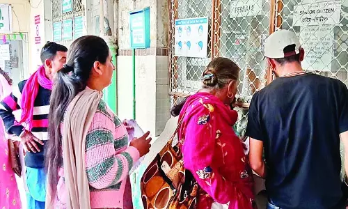 साहब, घंटों लाइन में, फिर भी नहीं मिलती दवाई साहब, घंटों लाइन में, फिर भी नहीं मिलती दवाई