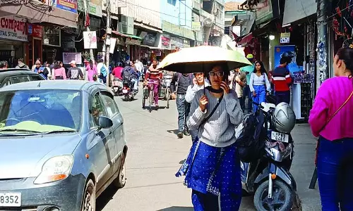 गर्मी से छूटने लगे पसीने, पारा 30 डिग्री टच गर्मी से छूटने लगे पसीने, पारा 30 डिग्री टच