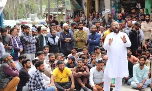 Ramban निवासियों ने जुला ब्रिज पर यातायात अव्यवस्था के खिलाफ प्रदर्शन किया