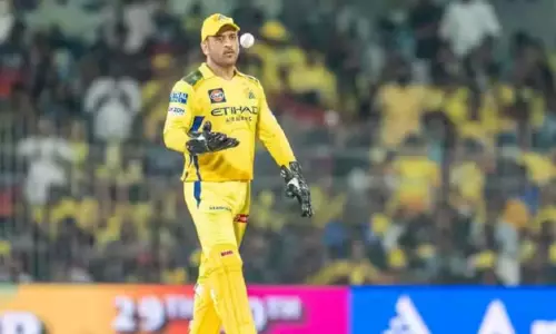 उनके हाथ सिर्फ़ एक दिशा में चलते हैं, स्टंप की ओर: धोनी के विकेट-कीपिंग कौशल पर आकाश चोपड़ा