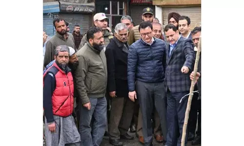 Javed Dar ने बारामूला में आग प्रभावित परिवारों से मुलाकात की Javed Dar ने बारामूला में आग प्रभावित परिवारों से मुलाकात की