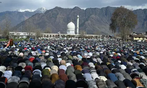 Kashmir में जुमा-उल-विदा धार्मिक श्रद्धा के साथ मनाया गया
