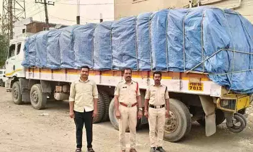 Adilabad में 290 क्विंटल पीडीएस चावल की तस्करी के आरोप में एक गिरफ्तार, दो पर मामला दर्ज Adilabad में 290 क्विंटल पीडीएस चावल की तस्करी के आरोप में एक गिरफ्तार, दो पर मामला दर्ज