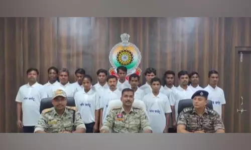 दंतेवाड़ा पुलिस के समक्ष 15 नक्सलियों ने किया आत्मसमर्पण दंतेवाड़ा पुलिस के समक्ष 15 नक्सलियों ने किया आत्मसमर्पण