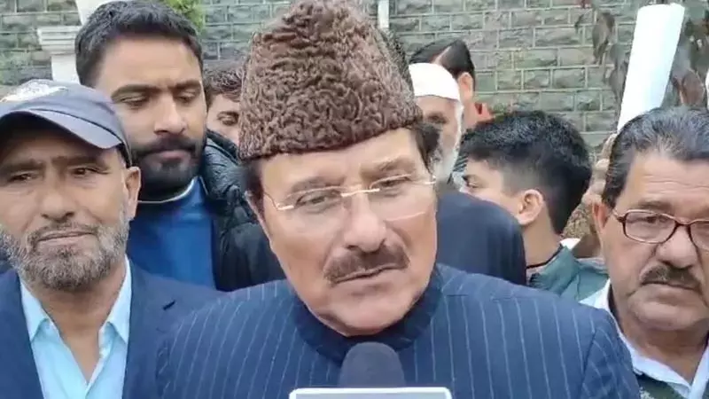 मुबारक गुल ने समय से पहले उद्घाटन की आलोचना की मुबारक गुल ने समय से पहले उद्घाटन की आलोचना की