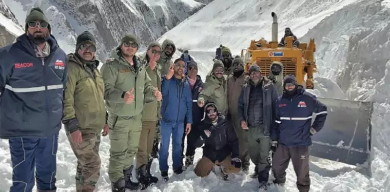 BRO ने दो सप्ताह बंद रहने के बाद श्रीनगर-लेह राजमार्ग को फिर से खोला BRO ने दो सप्ताह बंद रहने के बाद श्रीनगर-लेह राजमार्ग को फिर से खोला