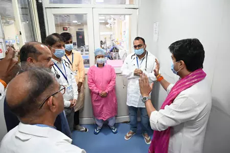 मध्य प्रदेश : ज्योतिरादित्य सिंधिया ने अशोकनगर अस्पताल में व्यवस्थाओं का लिया जायजा मध्य प्रदेश : ज्योतिरादित्य सिंधिया ने अशोकनगर अस्पताल में व्यवस्थाओं का लिया जायजा