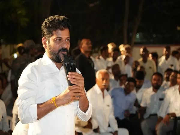 Telangana CM ने कोडंगल में जय बापू, जय भीम, जय संविधान अभियान की बैठक को संबोधित किया Telangana CM ने कोडंगल में जय बापू, जय भीम, जय संविधान अभियान की बैठक को संबोधित किया