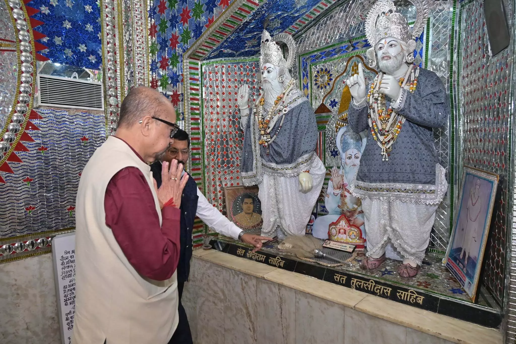 राज्यपाल रमेन डेका ने शदाणी दरबार में पूजा अर्चना की राज्यपाल रमेन डेका ने शदाणी दरबार में पूजा अर्चना की