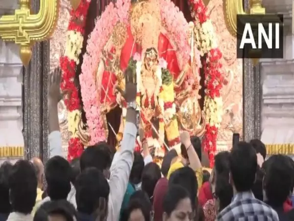 Delhi: मंदिरों में सुबह की आरती के साथ चैत्र नवरात्रि उत्सव की शुरुआत हुई Delhi: मंदिरों में सुबह की आरती के साथ चैत्र नवरात्रि उत्सव की शुरुआत हुई