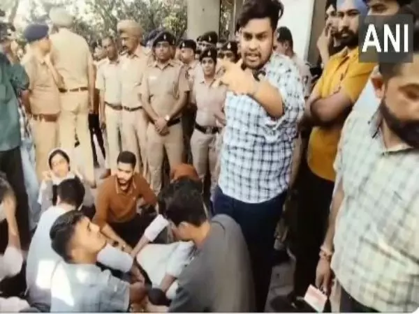 संगीत समारोह में चाकू घोंपने की घटना के बाद Punjab विश्वविद्यालय के छात्रों ने विरोध प्रदर्शन किया संगीत समारोह में चाकू घोंपने की घटना के बाद Punjab विश्वविद्यालय के छात्रों ने विरोध प्रदर्शन किया
