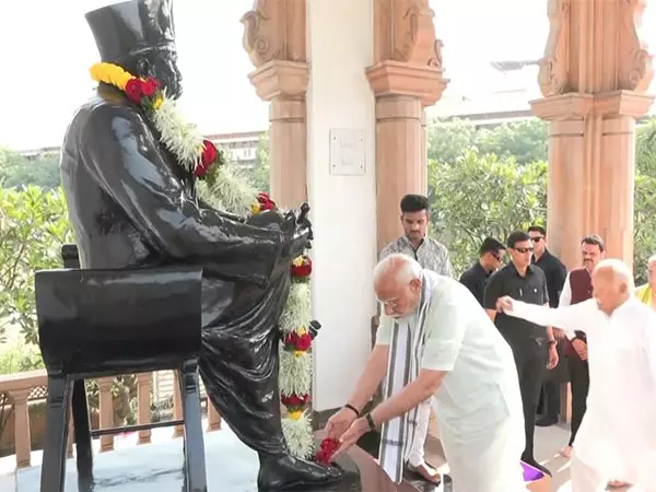 PM Modi ने नागपुर में आरएसएस संस्थापक केशव बलिराम हेडगेवार को पुष्पांजलि अर्पित की PM Modi ने नागपुर में आरएसएस संस्थापक केशव बलिराम हेडगेवार को पुष्पांजलि अर्पित की