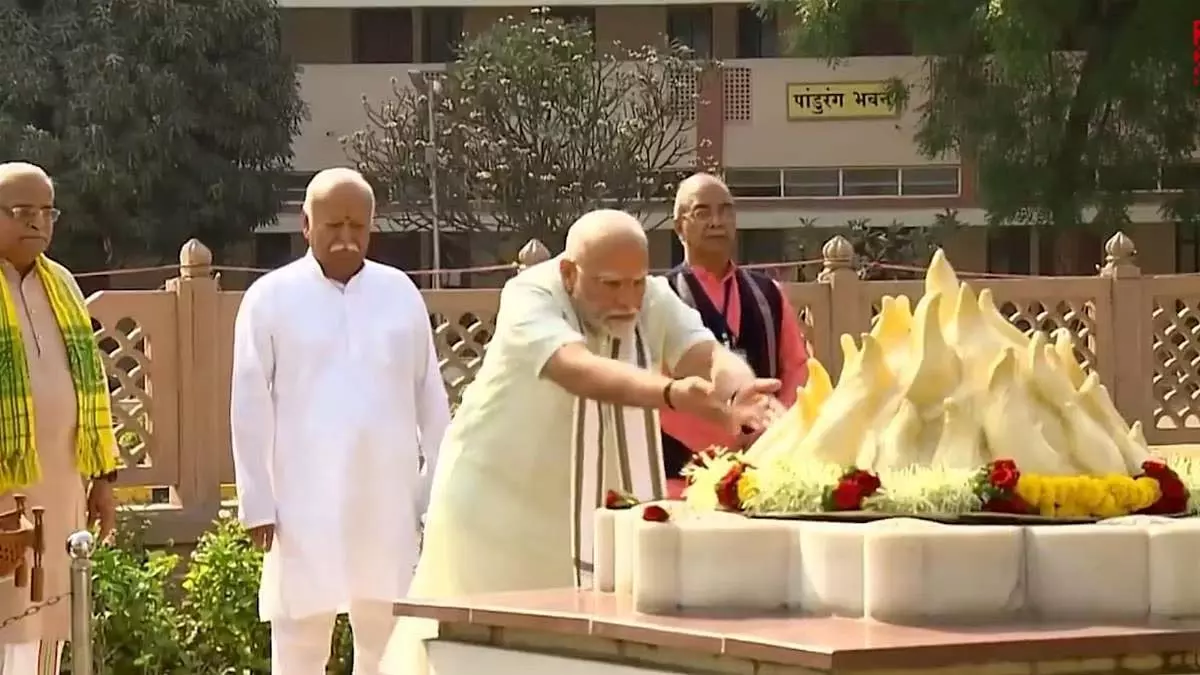 PM Modi ने नागपुर के स्मृति मंदिर में RSS संस्थापक हेडगेवार को श्रद्धांजलि दी PM Modi ने नागपुर के स्मृति मंदिर में RSS संस्थापक हेडगेवार को श्रद्धांजलि दी
