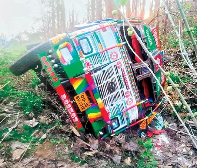 Odisha: कैलासपुर घाट पर दो लॉरियां पलट गई Odisha: कैलासपुर घाट पर दो लॉरियां पलट गई