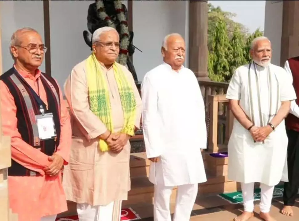 RSS मुख्यालय में PM मोदी, डॉ. हेडगेवार को श्रद्धांजलि दी RSS मुख्यालय में PM मोदी, डॉ. हेडगेवार को श्रद्धांजलि दी