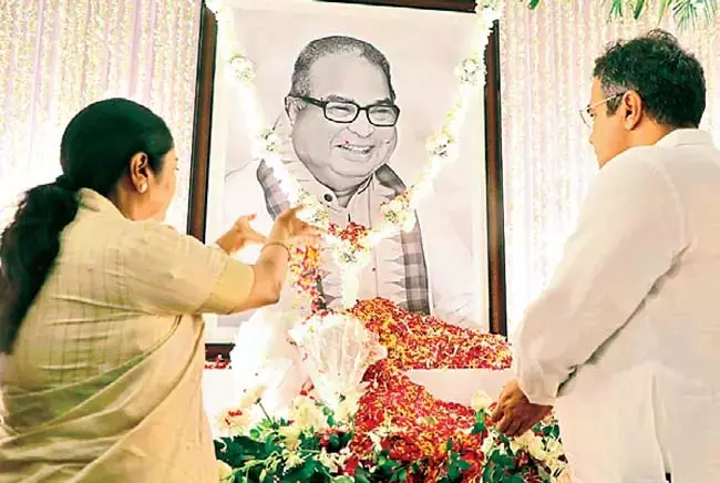 Odisha : कार्यक्रम में शामिल हरिबाबू ने दिवंगत नेता की सेवाओं की प्रशंसा की और उन्हें श्रद्धांजलि दी Odisha : कार्यक्रम में शामिल हरिबाबू ने दिवंगत नेता की सेवाओं की प्रशंसा की और उन्हें श्रद्धांजलि दी