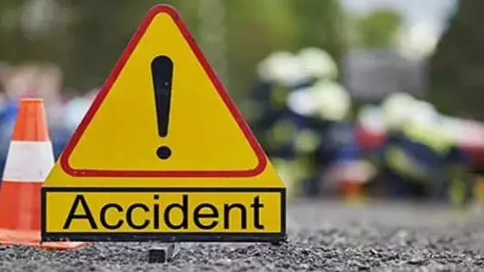 Mumbai: एलफिंस्टन फ्लाईओवर पर तेज रफ्तार कार ने लेन पार की, टैक्सी चालक और महिला यात्री की मौत Mumbai: एलफिंस्टन फ्लाईओवर पर तेज रफ्तार कार ने लेन पार की, टैक्सी चालक और महिला यात्री की मौत