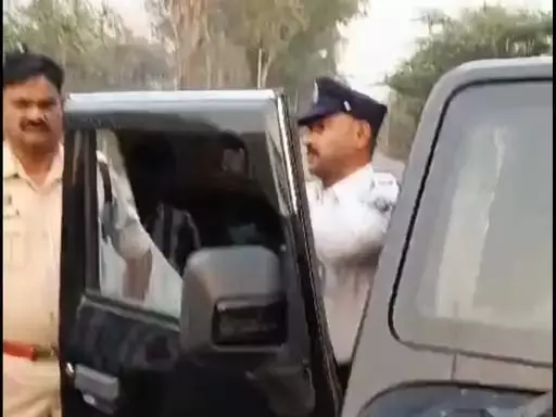 गाड़ियों से पुलिस ने ब्लैक फिल्म उतरवाए, 2-2 हजार का चालान गाड़ियों से पुलिस ने ब्लैक फिल्म उतरवाए, 2-2 हजार का चालान