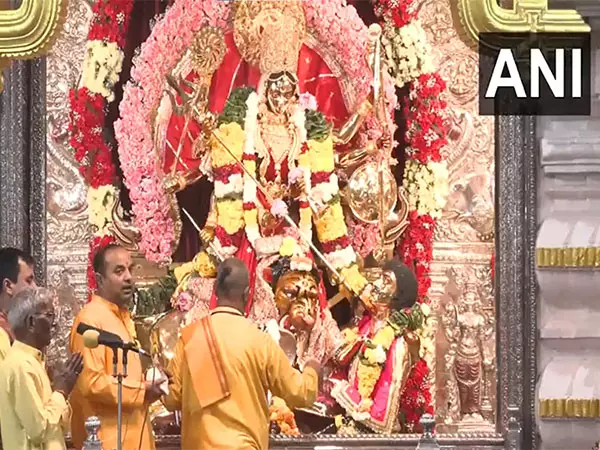 चैत्र नवरात्रि के पहले दिन New Delhi के श्री आद्या कात्यायनी शक्तिपीठ में सुबह की आरती की गई चैत्र नवरात्रि के पहले दिन New Delhi के श्री आद्या कात्यायनी शक्तिपीठ में सुबह की आरती की गई