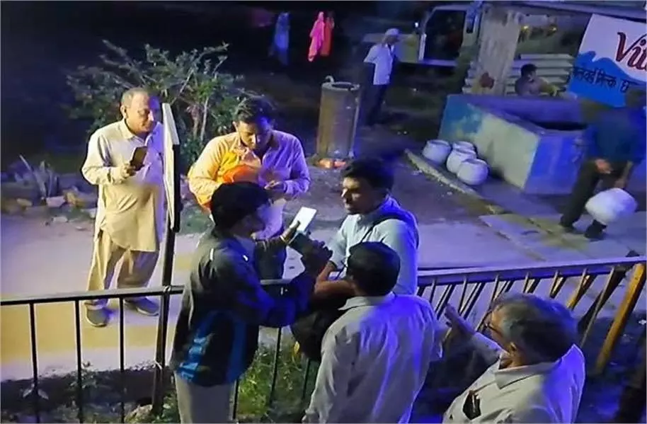 Haryana: बस में सफर कर रहे एक यात्री व चेकिंग टीम के बीच हाथापाई Haryana: बस में सफर कर रहे एक यात्री व चेकिंग टीम के बीच हाथापाई