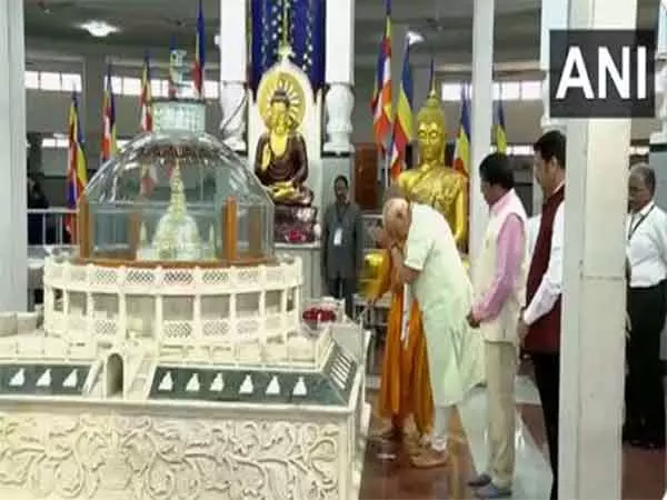 PM Modi ने दीक्षाभूमि का दौरा किया, नागपुर में महात्मा बुद्ध की पूजा की PM Modi ने दीक्षाभूमि का दौरा किया, नागपुर में महात्मा बुद्ध की पूजा की