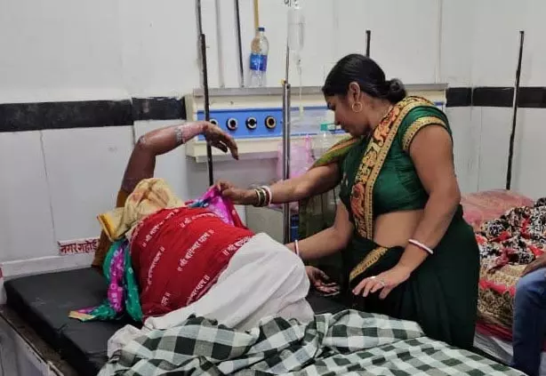 MP News: बड़ा हादसा, आरती के दौरान आग से झुलसी महिला, गंभीर रूप से घायल MP News: बड़ा हादसा, आरती के दौरान आग से झुलसी महिला, गंभीर रूप से घायल