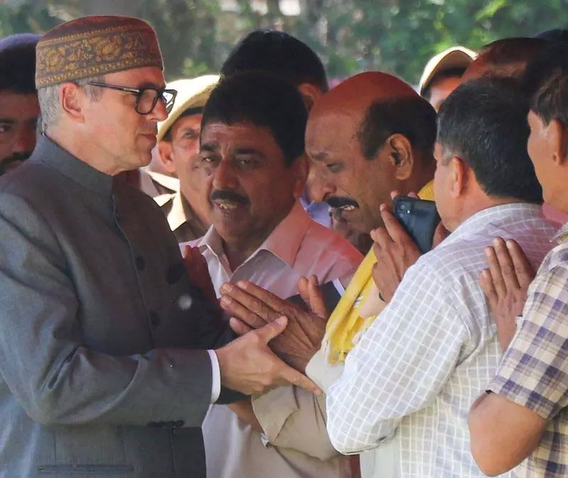 CM Omar Abdullah शहीद पुलिसकर्मी के श्रद्धांजलि समारोह में शामिल हुए CM Omar Abdullah शहीद पुलिसकर्मी के श्रद्धांजलि समारोह में शामिल हुए