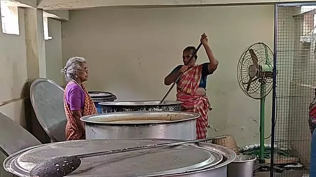 लक्ष्मी अम्मल 40 वर्षों से मस्जिद में उपवास का दलिया पका रही लक्ष्मी अम्मल 40 वर्षों से मस्जिद में उपवास का दलिया पका रही