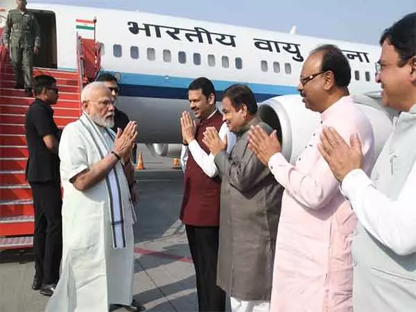 नागपुर एयरपोर्ट पर गडकरी और फडणवीस ने की PM Modi की स्वागत नागपुर एयरपोर्ट पर गडकरी और फडणवीस ने की PM Modi की स्वागत