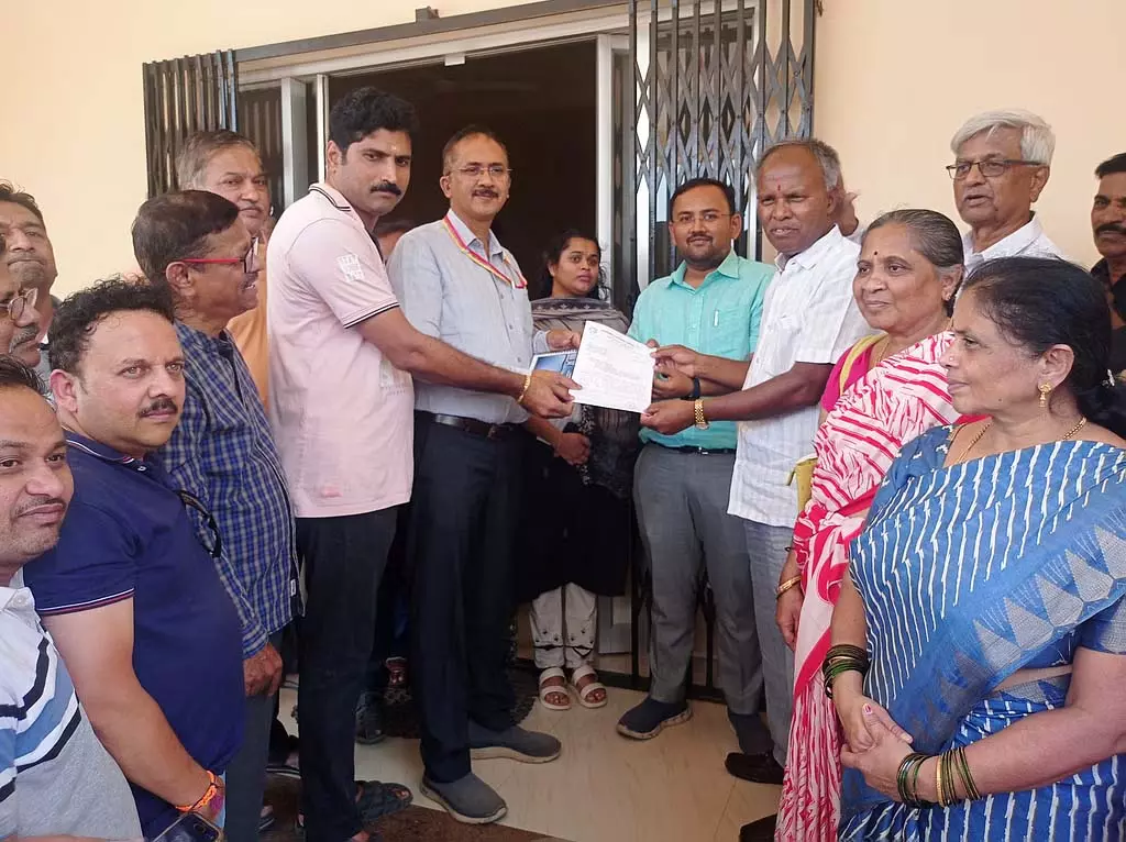 Karnataka: पानी के लिए जल बोर्ड कार्यालय के सामने प्रदर्शन Karnataka: पानी के लिए जल बोर्ड कार्यालय के सामने प्रदर्शन