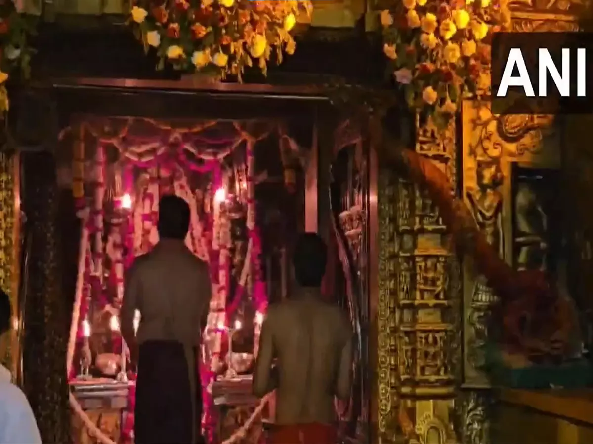 Banaskantha के अंबाजी मंदिर में मंगला आरती में भाग लेने के लिए बड़ी संख्या में श्रद्धालु जुटे Banaskantha के अंबाजी मंदिर में मंगला आरती में भाग लेने के लिए बड़ी संख्या में श्रद्धालु जुटे