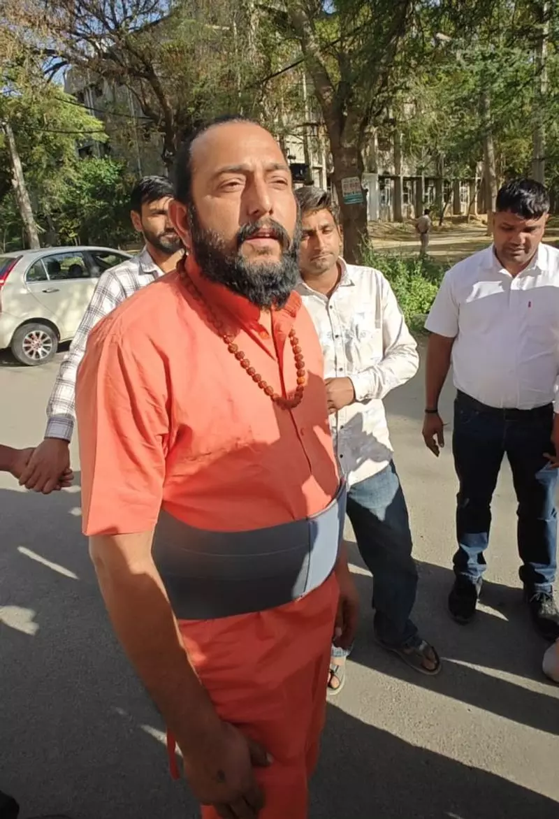 Haryana : 3 हजार करोड़ रुपये की धोखाधड़ी मामले में आरोपी आखिरकार अदालत में पेश हुआ Haryana : 3 हजार करोड़ रुपये की धोखाधड़ी मामले में आरोपी आखिरकार अदालत में पेश हुआ