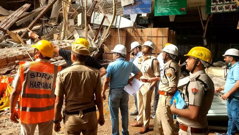 Haryana : रेवाड़ी में दोपहिया वाहन इकाई की छत गिरने से 5 लोग घायल Haryana : रेवाड़ी में दोपहिया वाहन इकाई की छत गिरने से 5 लोग घायल