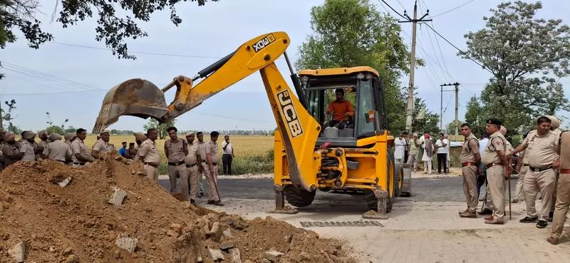 Haryana : विरोध के बीच सीवेज ट्रीटमेंट प्लांट का काम फिर शुरू Haryana : विरोध के बीच सीवेज ट्रीटमेंट प्लांट का काम फिर शुरू