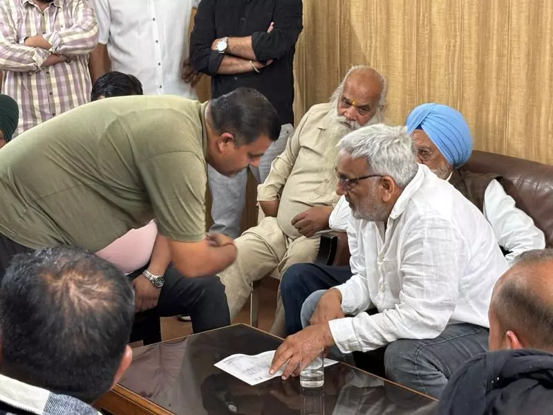 Haryana : विज ने सुनी जनता की शिकायतें Haryana : विज ने सुनी जनता की शिकायतें