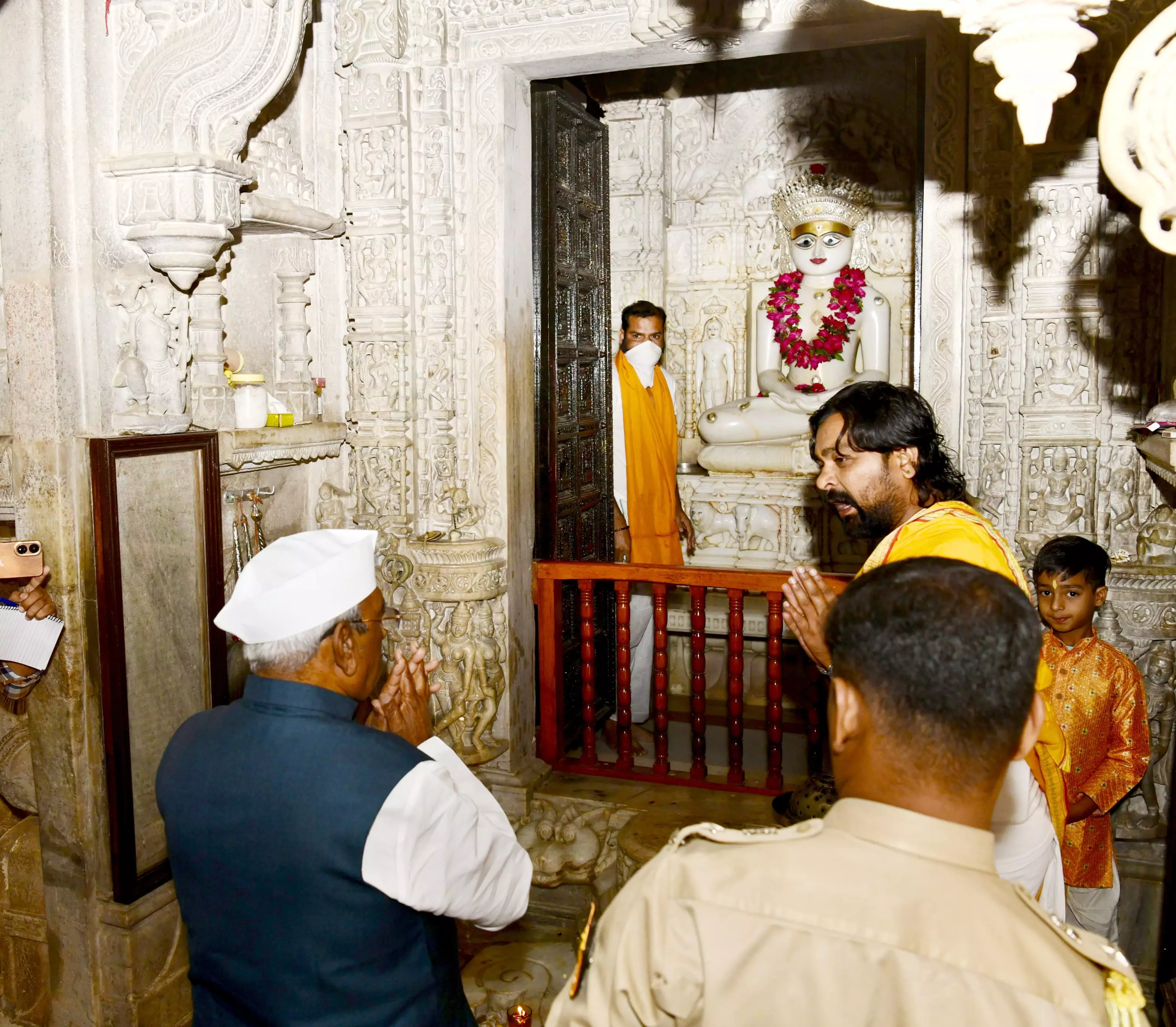 Jaipur: राज्यपाल ने तीर्थंकर भगवान आदिनाथ के मंदिर में की पूजा अर्चना Jaipur: राज्यपाल ने तीर्थंकर भगवान आदिनाथ के मंदिर में की पूजा अर्चना