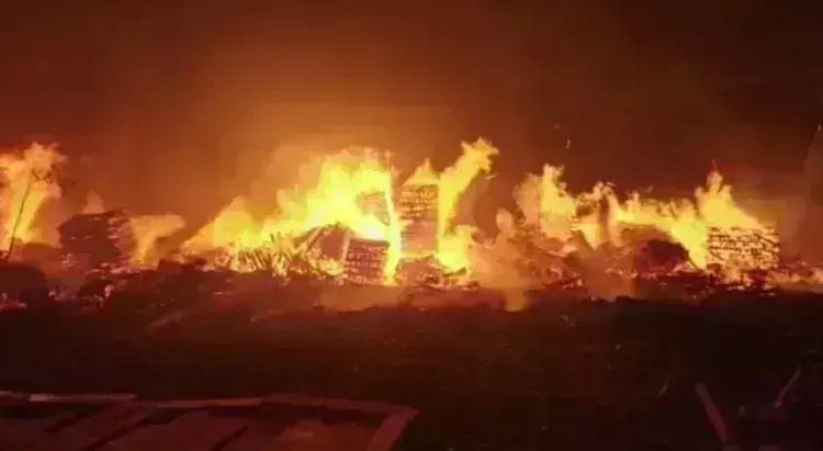 Bokaro: चास के इलेक्ट्रिकल गोदाम में भीषण आग, लाखों का नुकसान Bokaro: चास के इलेक्ट्रिकल गोदाम में भीषण आग, लाखों का नुकसान
