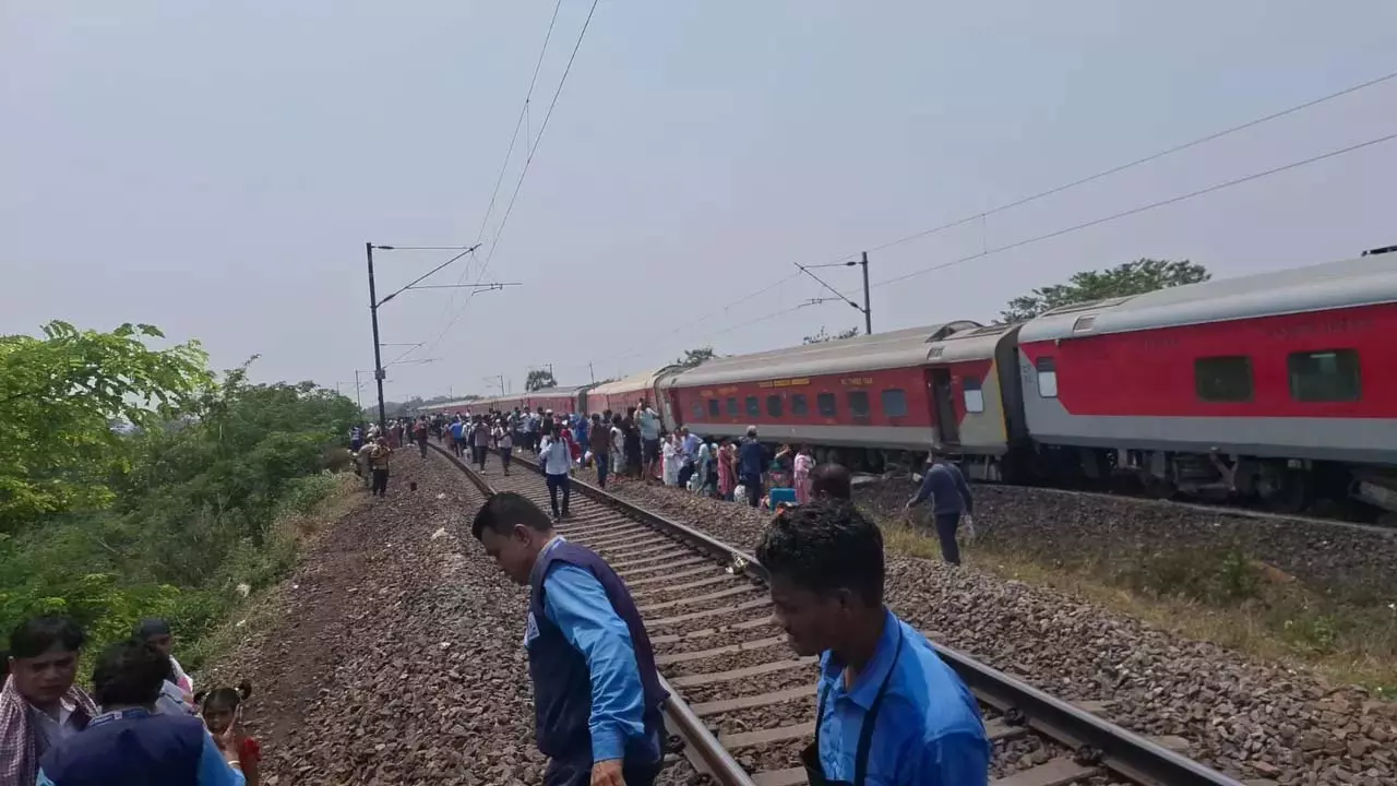 कामाख्या AC सुपरफास्ट एक्सप्रेस के पटरी से उतरने के बाद रेलवे ने कई ट्रेनों का मार्ग परिवर्तित किया कामाख्या AC सुपरफास्ट एक्सप्रेस के पटरी से उतरने के बाद रेलवे ने कई ट्रेनों का मार्ग परिवर्तित किया
