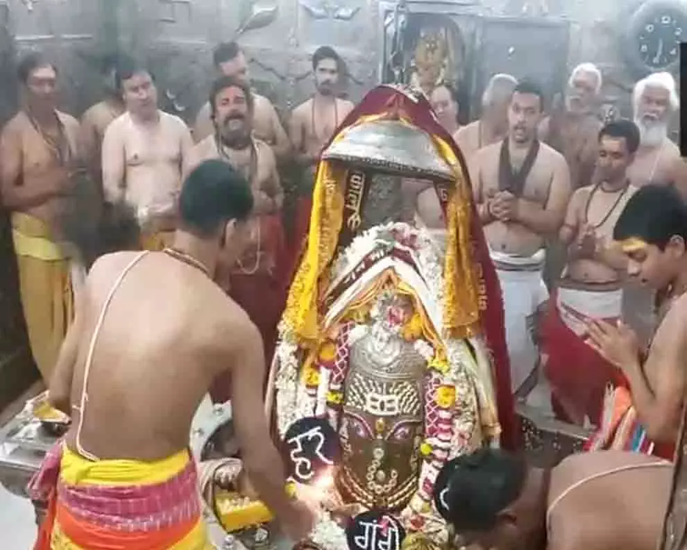 चैत्र नवरात्रि के पहले दिन Ujjain के महाकालेश्वर मंदिर में भस्म आरती की गई चैत्र नवरात्रि के पहले दिन Ujjain के महाकालेश्वर मंदिर में भस्म आरती की गई