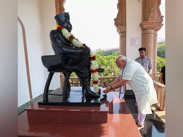 PM Modi ने नागपुर में आरएसएस संस्थापक हेडगेवार की समाधि पर श्रद्धांजलि अर्पित की PM Modi ने नागपुर में आरएसएस संस्थापक हेडगेवार की समाधि पर श्रद्धांजलि अर्पित की