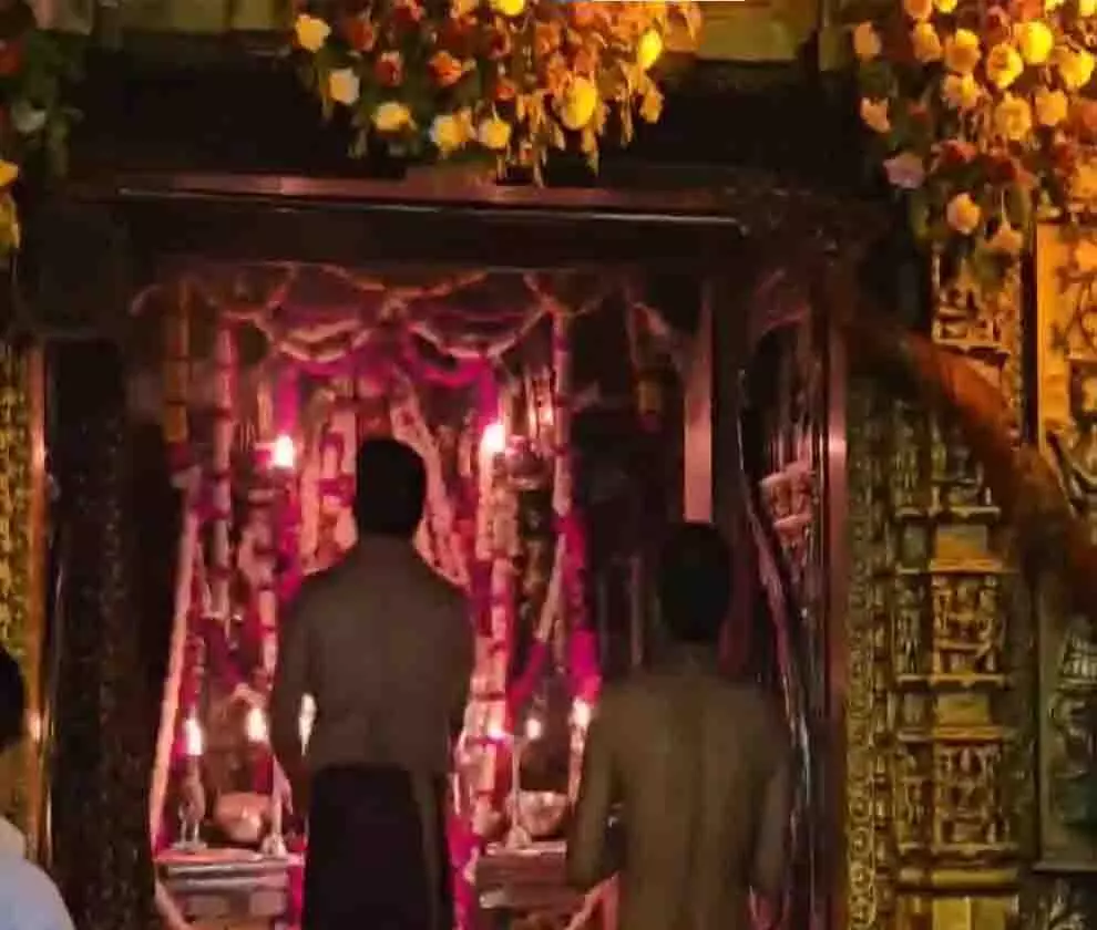 बनासकांठा के अंबाजी मंदिर में मंगला आरती में हिस्सा लेने के लिए भक्तों की बड़ी संख्या पहुंची बनासकांठा के अंबाजी मंदिर में मंगला आरती में हिस्सा लेने के लिए भक्तों की बड़ी संख्या पहुंची