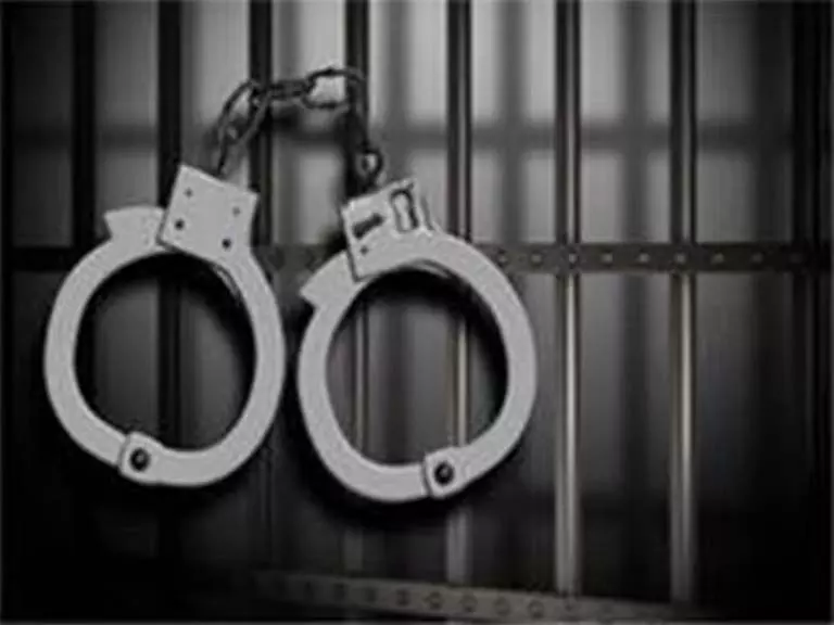 Odisha में भूमि धोखाधड़ी के आरोप में पुलिस ने उप-पंजीयक और चार दलालों को गिरफ्तार किया Odisha में भूमि धोखाधड़ी के आरोप में पुलिस ने उप-पंजीयक और चार दलालों को गिरफ्तार किया